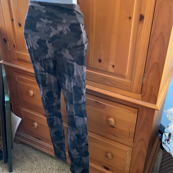Black Camo Leggings 🖤🩶 - Picture 11 of 13